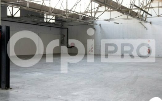 Local d&rsquo;activité 608 m² – Belle hauteur – Accès poids lourds –