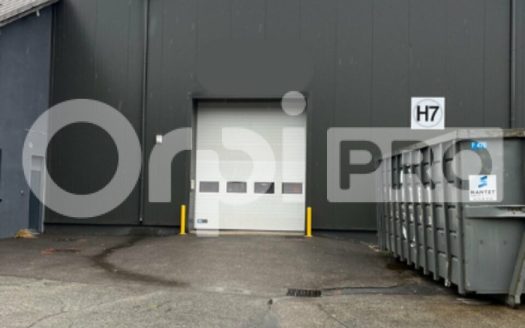 Local d&rsquo;activité de 1 500 m² avec porte sectionnelle – prêt à l’emploi