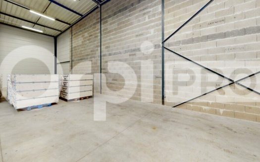 Local d&rsquo;activités 230 m² avec bureaux et terrain privatif – Site sécurisé à Neuville-sur-Saône