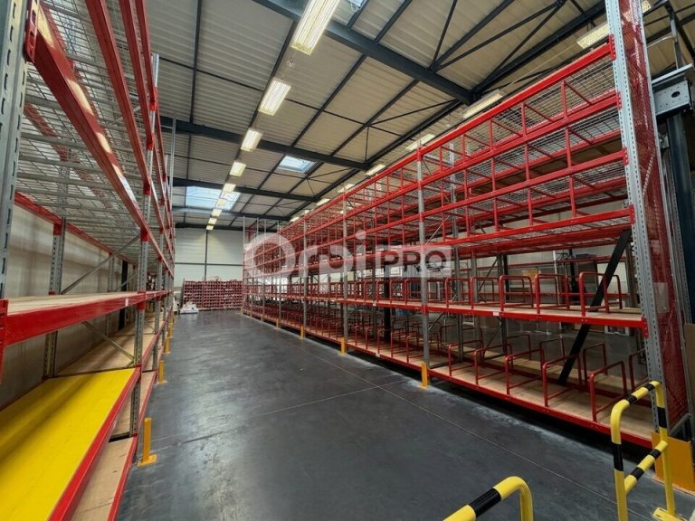 ARNAS – Local d’activité / Showroom de 1 200 m² – Belle visibilité