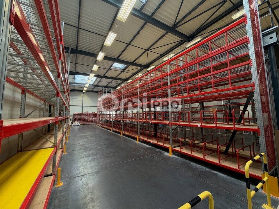 ARNAS – Local d’activité / Showroom de 1 200 m² – Belle visibilité — photo 1