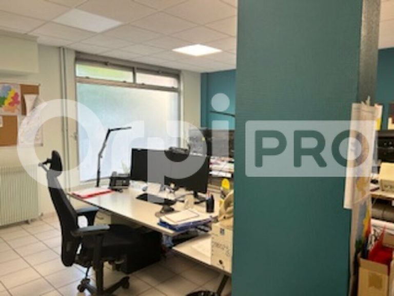 Bureau à louer 227 m² à Villefranche — photo 2