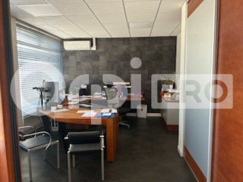 Bureau à louer 227 m² à Villefranche — photo 1