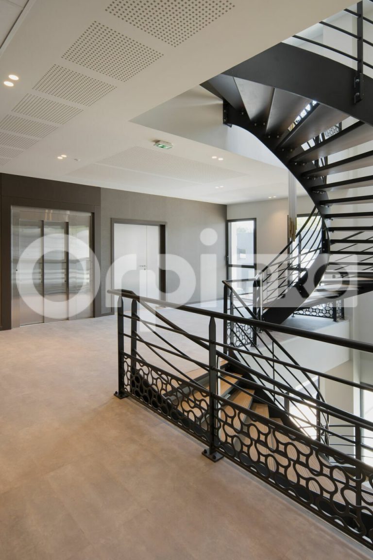 Bureaux – 617 m² — photo 2